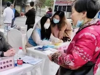 45岁至55岁招工，用工荒下的银发红利与中年人的生存突围