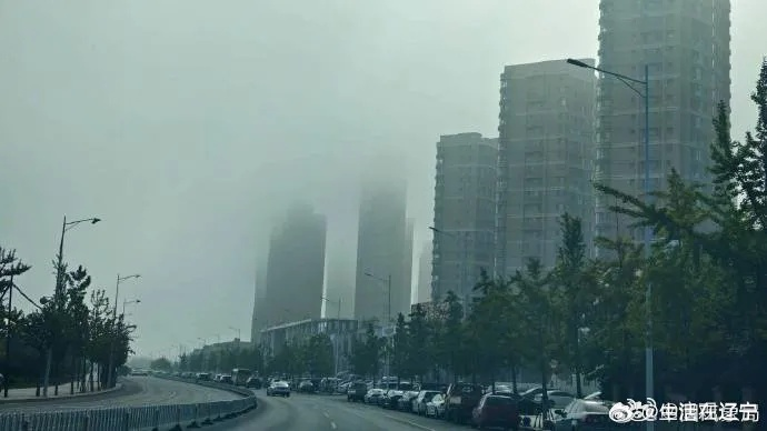 鞍山的天气，像一张褪了色的黑白照片，总带着点工业的粗粝和生活的踏实。这里没有江南的烟雨朦胧，也没有海岛的碧空如洗，却有一种北方城市特有的直白与倔强